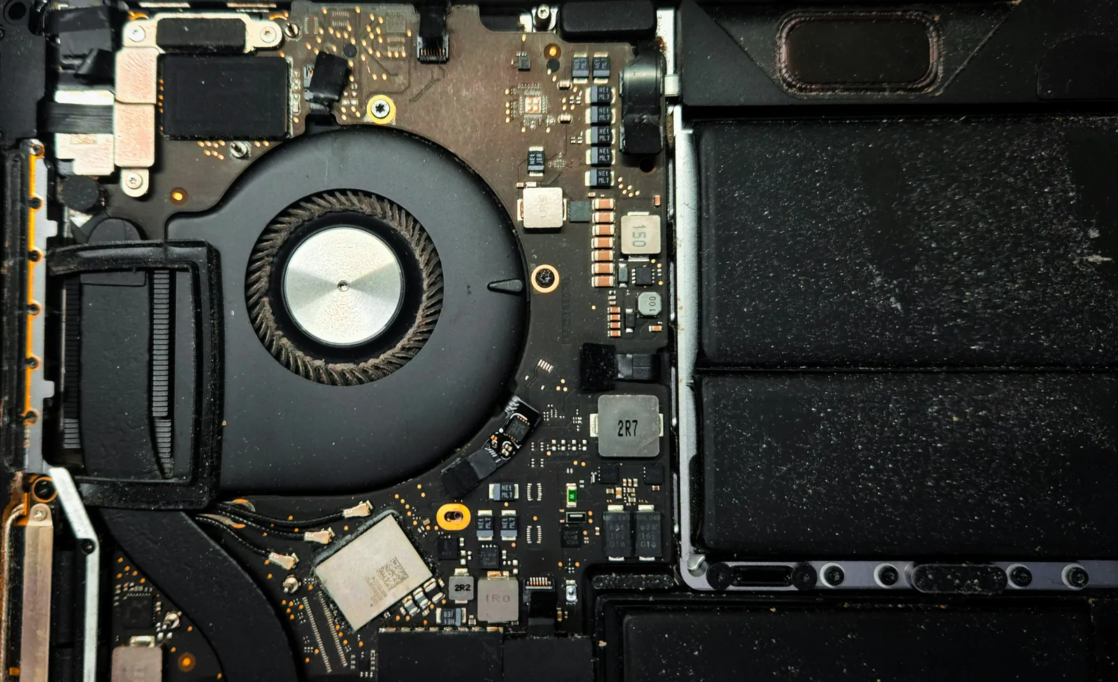 Carte mère et système de refroidissement d’un MacBook lors d’un diagnostic