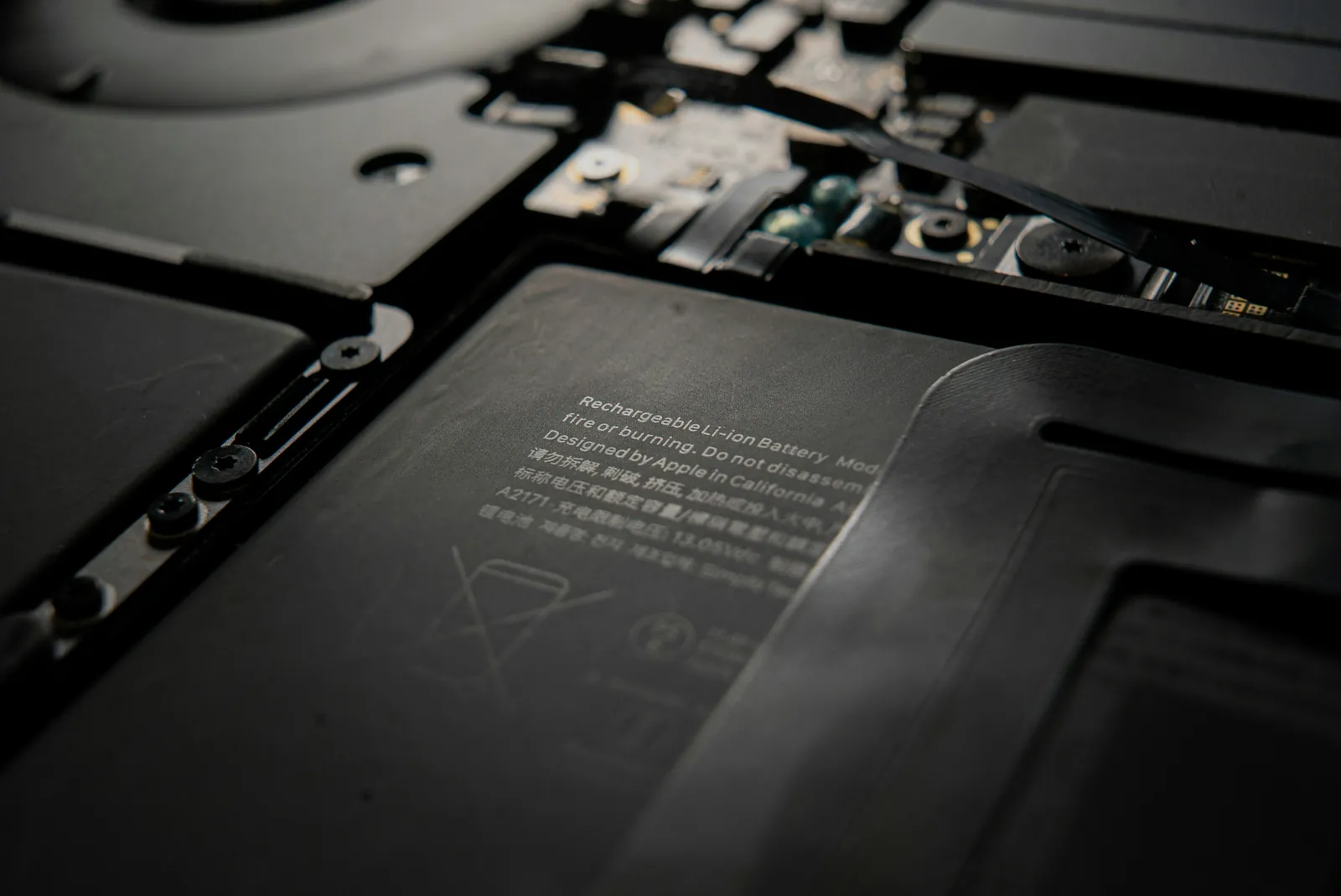Batterie interne de MacBook lors d’une intervention de remplacement à Lorient