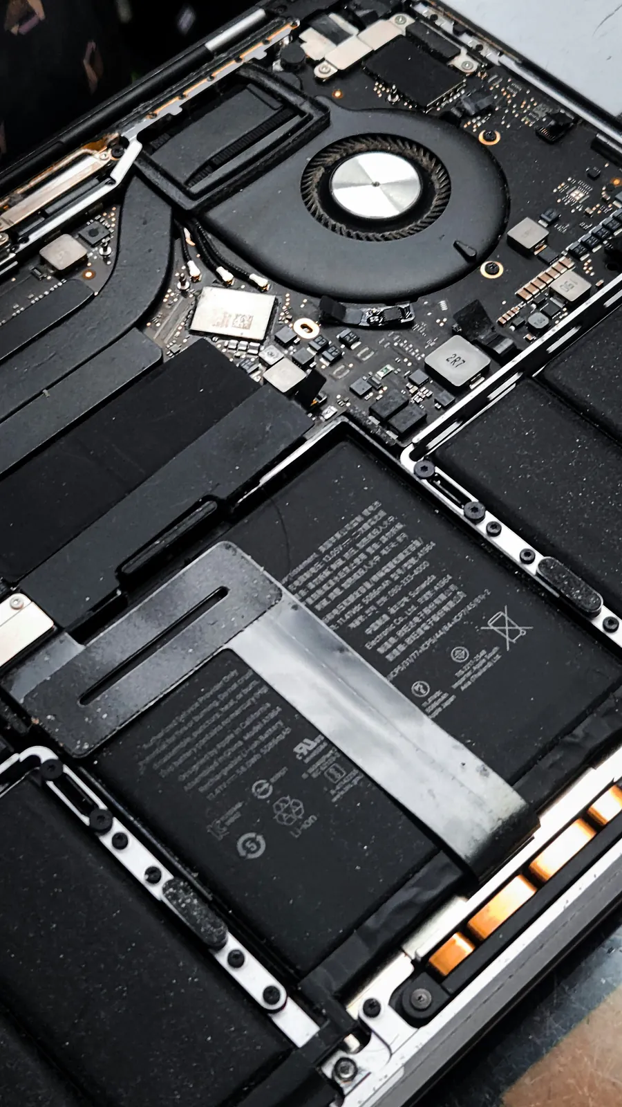 Intérieur d’un MacBook Pro ouvert pour réparation et diagnostic matériel